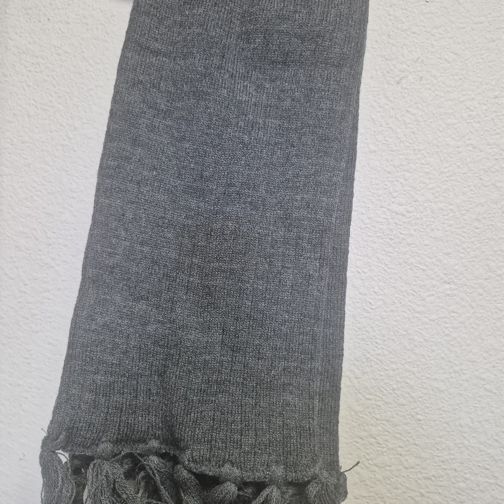 Gray Ribbed Knit Scarf - Picture 2 of 4